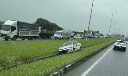 Ảnh TNGT: Sau tai nạn, Toyota Vios bắn thẳng lên dải phân cách