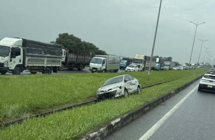 Ảnh TNGT: Sau tai nạn, Toyota Vios bắn thẳng lên dải phân cách