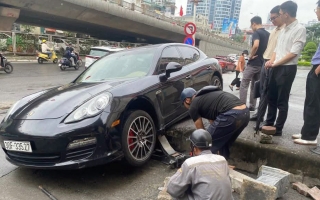 Ảnh TNGT: Porsche Panamera 