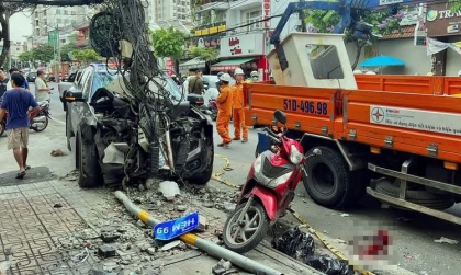 Clip TNGT: Chevrolet Colorado mất lái đột ngột lao vỉa hè, đâm thẳng cột điện