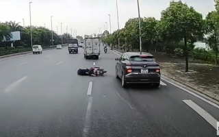 Clip TNGT: VinFast VF 6 nhập làn không quan sát đâm thẳng vào người đi xe máy