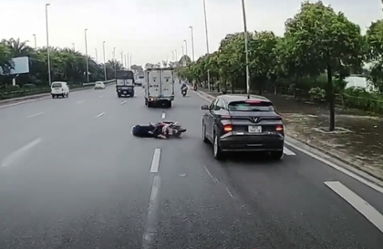 Clip TNGT: VinFast VF 6 nhập làn không quan sát đâm thẳng vào người đi xe máy