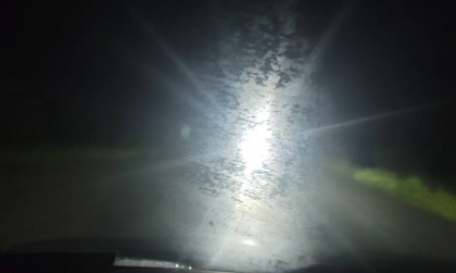 Kính xe Mazda3 bị thế này thì cần xử lý sao?