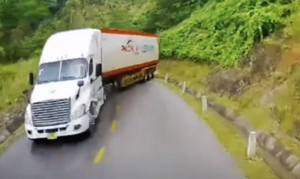 Clip TNGT: Cứ bảo nghề nó bạc - Chạy công mà đổ đèo như này...