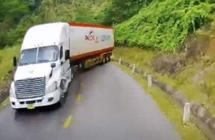 Clip TNGT: Cứ bảo nghề nó bạc - Chạy công mà đổ đèo như này...