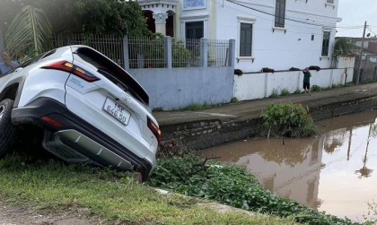 Ảnh TNGT: Mất lái, tài xế suýt cho Toyota Yaris Cross xuống ao tắm