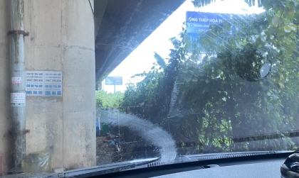 Kính xe Hyundai i10 như này do gạt mưa là bị ố?