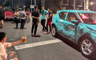 Ảnh TNGT: Hyundai Creta tan nát vì đâm phải VinFast VF 5 khi qua ngã tư.