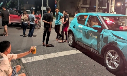 Ảnh TNGT: Hyundai Creta tan nát vì đâm phải VinFast VF 5 khi qua ngã tư.