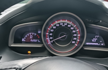 Các bác cho hỏi sao Mazda3 cứ đi trời mưa là báo lỗi động cơ?