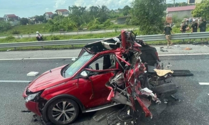 Clip TNGT: Peugeot 3008 bị đâm biến dạng trên cao tốc Hà Nội - Hải Phòng