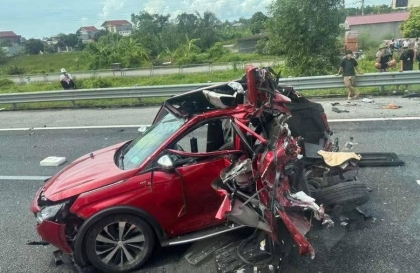 Clip TNGT: Peugeot 3008 bị đâm biến dạng trên cao tốc Hà Nội - Hải Phòng