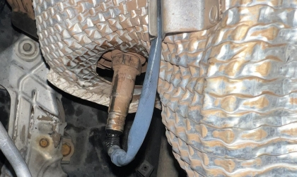 Cảm biến ô xi của Hyundai Elantra chỗ nào vậy ạ?