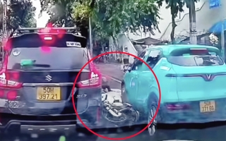 Clip TNGT: VinFast VF 5 đâm vào thanh niên khi cố tình vượt ẩu