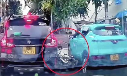 Clip TNGT: VinFast VF 5 đâm vào thanh niên khi cố tình vượt ẩu