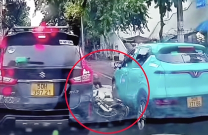 Clip TNGT: VinFast VF 5 đâm vào thanh niên khi cố tình vượt ẩu