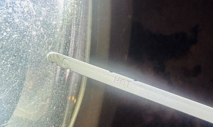 Các bác bắt bệnh xe Kia Rio bị giật số thế này với ạ