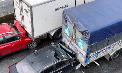 Clip TNGT: Toyota Vios và KIA Seltos rủ nhau đâm xe tải trên cao tốc Bắc Nam, đoạn qua Thanh Hoá