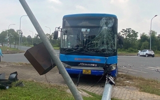 Ảnh TNGT: VinFast VF 5 đọ độ cứng cùng xe bus