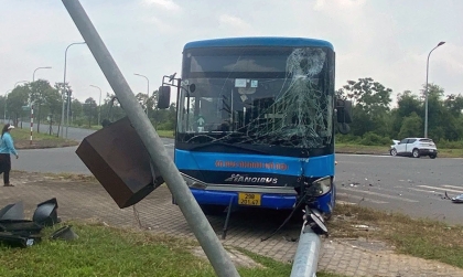 Ảnh TNGT: VinFast VF 5 đọ độ cứng cùng xe bus