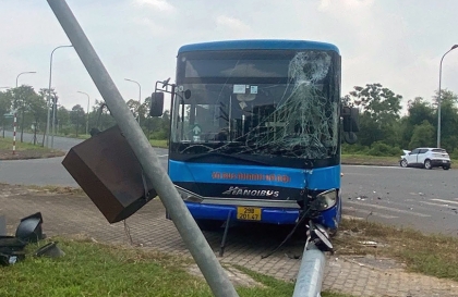 Ảnh TNGT: VinFast VF 5 đọ độ cứng cùng xe bus