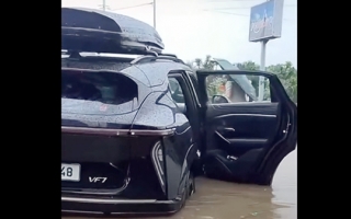Clip TNGT: Chủ quan lội nước, chủ xe VinFast VF 7 nhận quả đắng
