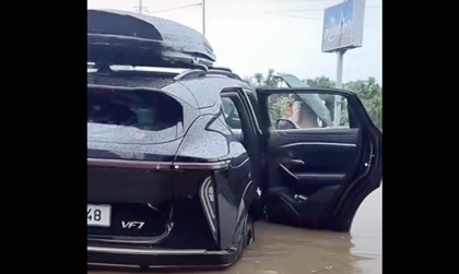 Clip TNGT: Chủ quan lội nước, chủ xe VinFast VF 7 nhận quả đắng