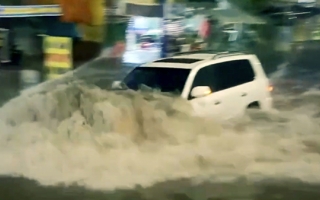 Clip TNGT: Sau VinFast VF 7, đến lượt Lexus LX460 bị thuỷ kích vì chủ quan lội nước.