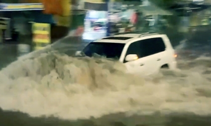 Clip TNGT: Sau VinFast VF 7, đến lượt Lexus LX460 bị thuỷ kích vì chủ quan lội nước.