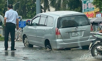 Clip TNGT: Chưa đầy một tháng, lần lượt Honda SH, Toyota Innova cùng sập hầm giữa đường tại Hà Nội