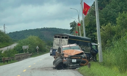 Ảnh TNGT: Khi BÁN TẢI thử sức cùng CẢ TẢI