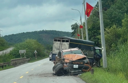 Ảnh TNGT: Khi BÁN TẢI thử sức cùng CẢ TẢI