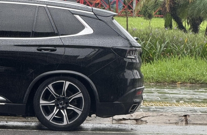 Đuôi xe Lux SA bị thế này có được bảo hành không?