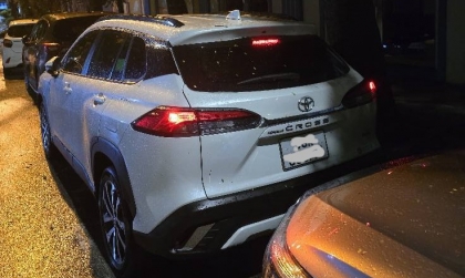 Đèn xe Toyota Corolla Cross cứ sáng thế này thì tắt làm sao?