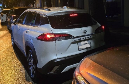 Đèn xe Toyota Corolla Cross cứ sáng thế này thì tắt làm sao?