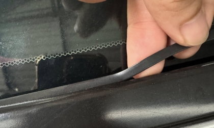 Chỗ kính trước xe Honda CR-V bị thế này thì xử lý kiểu gì?