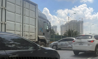 Ảnh TNGT: Đi vào điểm mù xe tải, xe tập lái Toyota Vios bị đâm quay ngang giữa đường