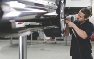 Kinh nghiệm lái xe: 5 phút kiểm tra lốp - An toàn cả hành trình