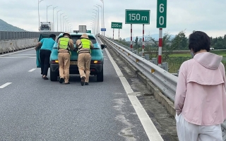 Không căn được dung lượng pin, Vinfast VF 5 phải nhờ CSGT giải cứu trên cao tốc