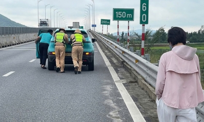 Không căn được dung lượng pin, Vinfast VF 5 phải nhờ CSGT giải cứu trên cao tốc