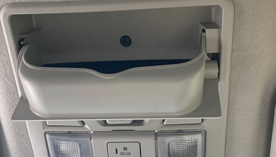 Cho em xin cách xử lý hộp để kính của Mitsubishi Triton với ạ!