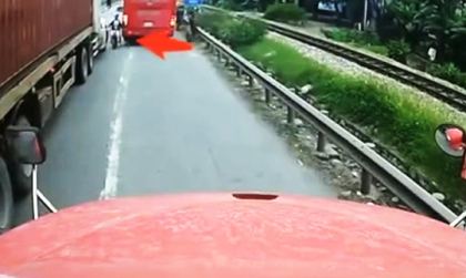 Clip TNGT: Học sinh đi ngược chiều, thách thức hệ thống phanh công-ten-nơ