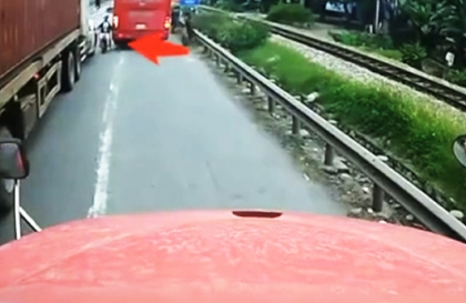 Clip TNGT: Học sinh đi ngược chiều, thách thức hệ thống phanh công-ten-nơ