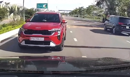 Clip: Anh em ai biết tài xế KIA Sonet này làm sao mà có GPLX không?