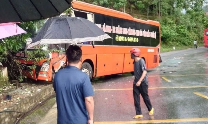 Clip TNGT: Kinh hoàng xe khách đổ đèo tốc độ cao, mất lái văng vào xe khác