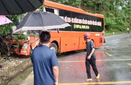 Clip TNGT: Kinh hoàng xe khách đổ đèo tốc độ cao, mất lái văng vào xe khác