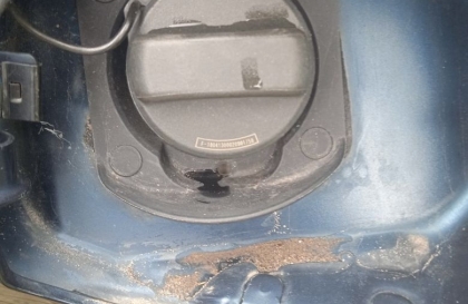 Nắp bình xăng Honda City bị đất cát tràn vào thì khắc phục được không?
