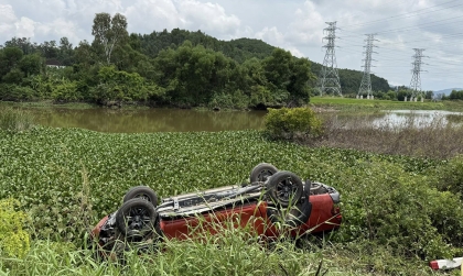Ảnh TNGT: Ford Ranger vào cua mất lái, đâm đổ hàng loạt cọc tiêu rồi lật úp dưới mép sông