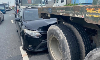 Ảnh TNGT: Tài xế Toyota Vios may mắn thoát chết khi bị dồn toa giữa hai xe tải lớn