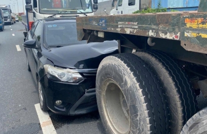 Ảnh TNGT: Tài xế Toyota Vios may mắn thoát chết khi bị dồn toa giữa hai xe tải lớn